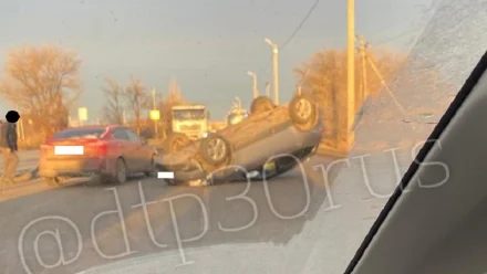 В Астрахани опрокинулся автомобиль