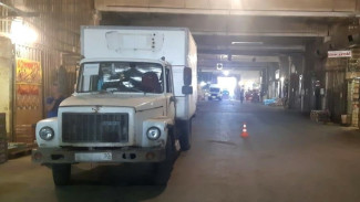 На астраханской оптовой базе грузовик врезался в фургон 