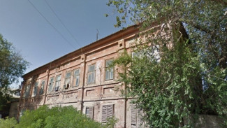 На улице Кирова в Астрахани снесли заброшенный двухэтажный дом