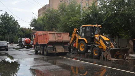 В Астрахани из-за коммунальной аварии временно перекрыли улицу Ленина