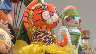 Астраханская мастерица делает декоративные игрушки из подручных материалов