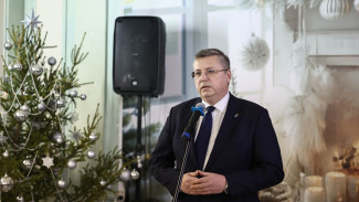 Вице-губернатор поздравил военнослужащих и медперсонал госпиталя с наступающим Новым годом