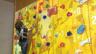 В астраханском семейном центре заработал интерактивный детский скалодром