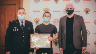 В Астрахани студента наградили за сообщение о мужчине с автоматом