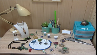 Астраханка создаёт из бисера картины и волшебные палочки 