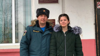 В Астрахани 17-летняя дочь пожарного спасла ребёнка, провалившегося под лёд 