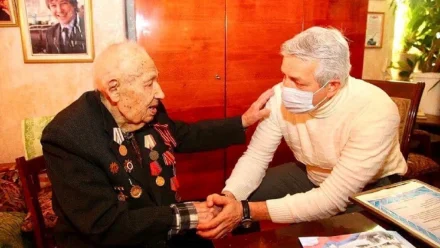 Леонид Огуль поздравил с новогодними праздниками ветерана Великой Отечественной войны