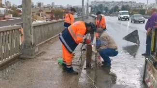 В Астрахани на Новом мосту восстанавливают повреждённое ограждение после ночного ЧП