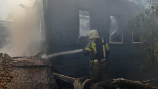 В центре Астрахани ликвидируют крупный пожар