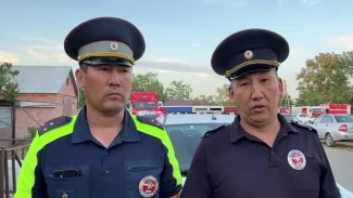 Астраханские полицейские эвакуировали во время пожара пожилую женщину и мать с детьми