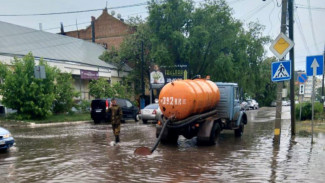 В Астрахани коммунальщики с утра откачивают воду после дождя