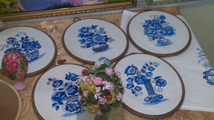 Астраханка даёт мастер-классы по вязанию и рисованию для пожилых людей