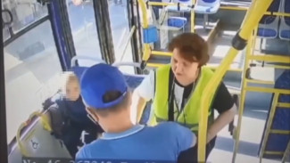 В Астрахани водитель и кондуктор автобуса помогли потерявшемуся ребёнку