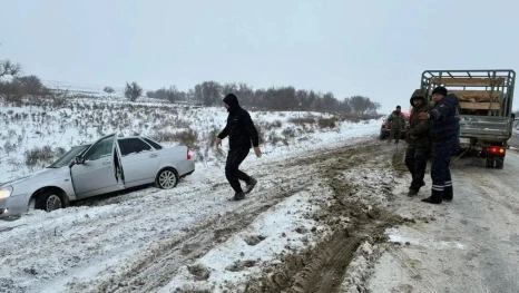 Астраханские госавтоинспекторы оказывают помощь на заснеженных дорогах