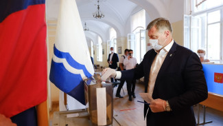 Игорь Бабушкин посетил избирательный участок в первый день голосования