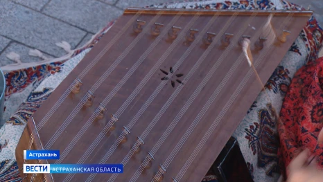 Какие песни исполняют астраханские уличные музыканты 