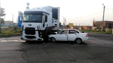 В Трусовском районе Астрахани в ДТП с грузовиком пострадали 4 человека