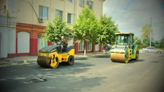 В Астрахани начали укладывать выравнивающий слой асфальта на улице Ульяновых