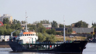 Теплоход, застрявший в Волго-Каспийском канале, самостоятельно снялся с мели