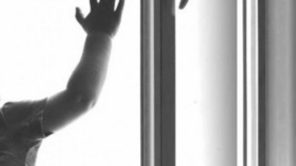 В Астраханской области ребёнок выпал из окна квартиры