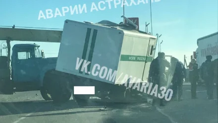 В Астрахани в столкновении автокрана и спецмашины УФСИН пострадали 4 человека