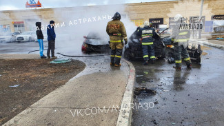 В Астрахани на улице Бориса Алексеева сгорели два автомобиля