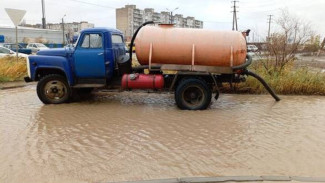 С улиц Астрахани откачали 140 кубометров дождевой воды