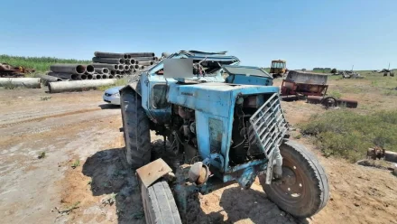 Под Астраханью 62-летний мужчина перевернулся на тракторе