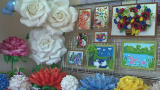 Астраханская мастерица изготавливает ростовые цветы