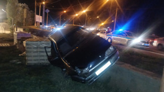 В Астрахани перевернулся автомобиль на спуске с путепровода