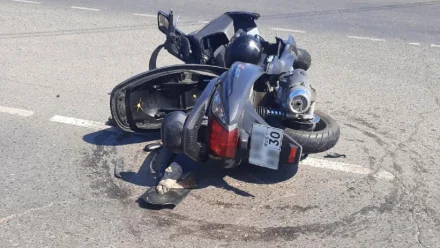 Под Астраханью в ДТП с грузовиком погиб 50-летний водитель мотороллера 