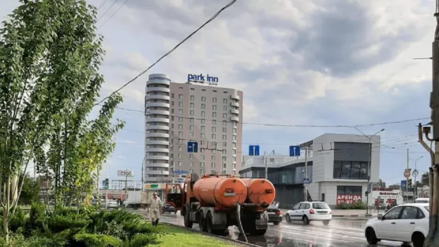 В Астрахани коммунальщики устраняют последствия ливня