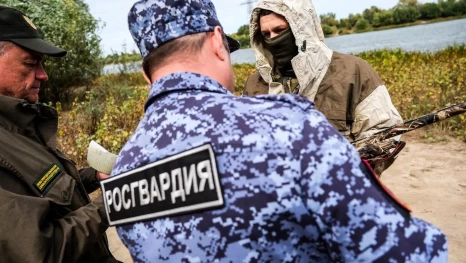 Сотрудники Росгвардии напоминают астраханцам правила обращения с оружием