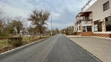 В Астрахани на улице Мосина дорожники завершают укладку нового асфальта