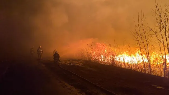 В Астраханской области пожарные спасли от огня посёлок 