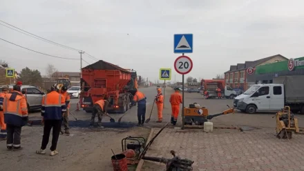 В Астрахани на улице 1-й Виноградной устанавливают искусственные неровности