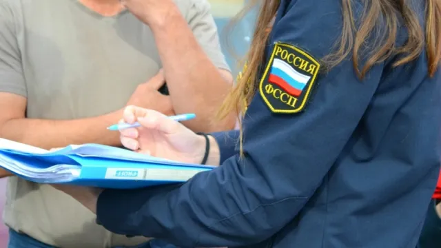 Судебные приставы установили запрет на выезд за границу для 108 тысяч астраханцев