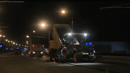 В Астрахани на Аэропортовском шоссе обновляют дорожное покрытие