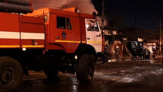 Ночью в Астрахани на «Больших Исадах» горели гараж жилого дома и кафе