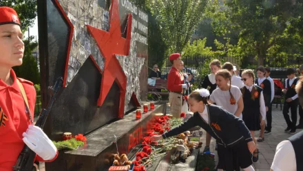 В Астрахани открыли памятный знак, посвящённый погибшим в войну детям