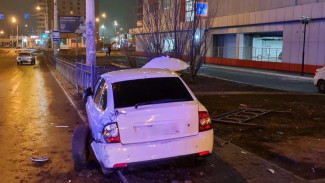 В Астрахани водитель въехал в ограждение, пытаясь скрыться от ДПС