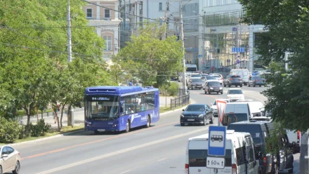 В Астрахани водитель автобуса назвал плюсы и минусы выделенных полос