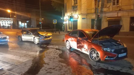 В Астрахани в столкновении “Лады” с иномаркой пострадали два водителя