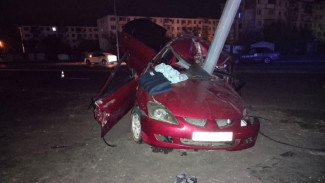 В Астрахани 26-летний студент погиб после наезда на фонарный столб