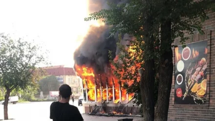 В Астрахани ликвидировали пожар в шашлычной на улице Яблочкова
