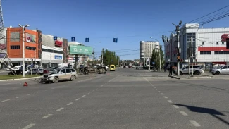 В Астрахани перевернулась маршрутка с пассажирами