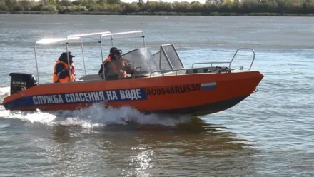 Под Астраханью мужчина вместе с автомобилем утонул в реке 