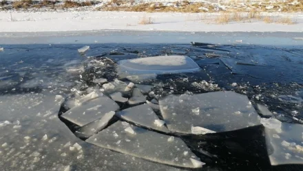 В Астраханской области на реке Ахтуба двое детей провалились под лёд