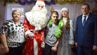 В Астраханской области главы районов дарят желанные подарки детям