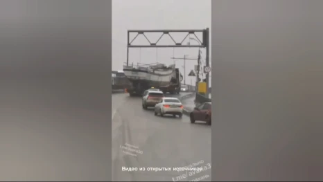 В Астрахани полиция разыскала водителя грузовика, заехавшего на Старый мост